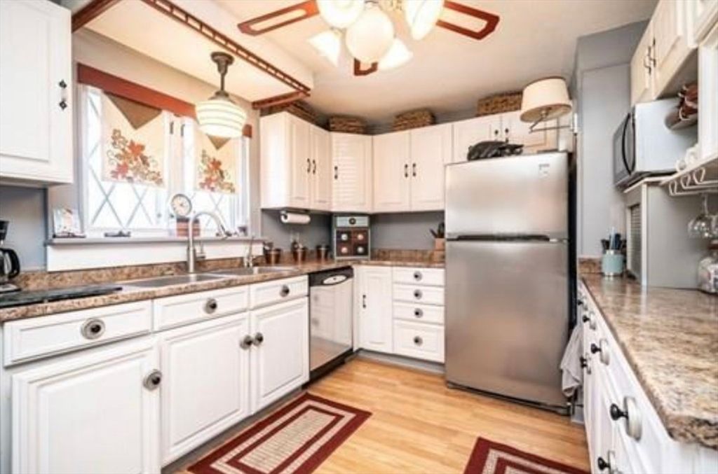 Interior, Kitchen, Pendant Lights, Wood Texture Flooring