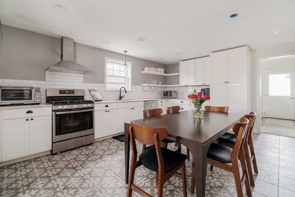 Dining room, Interior, Kitchen, Pendant Lights, Recessed Lighting, Stainless Steel Appliances