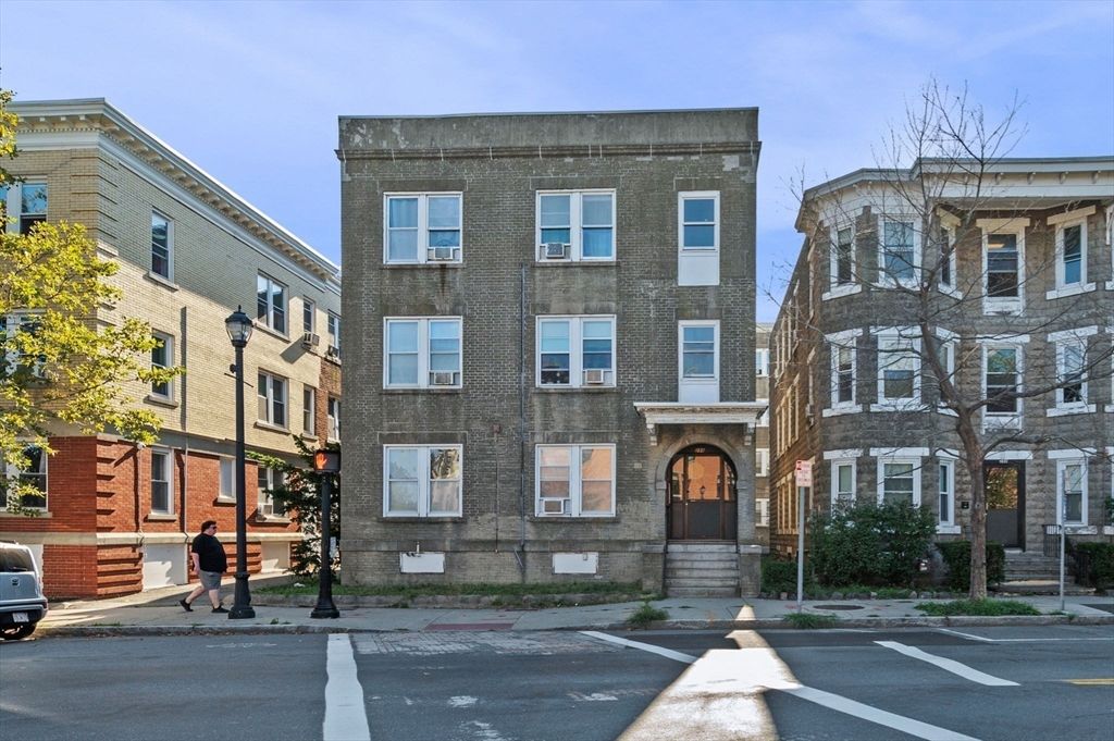 Exterior, Facade, Rowhouse