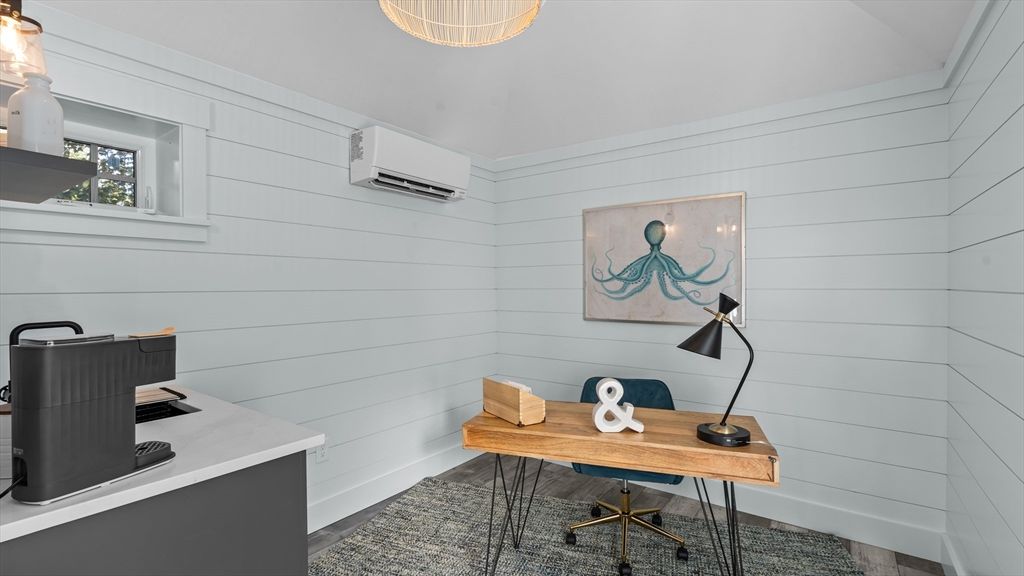 Home Office, Interior