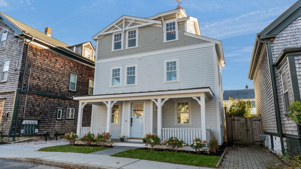 Exterior, Facade, American Foursquare