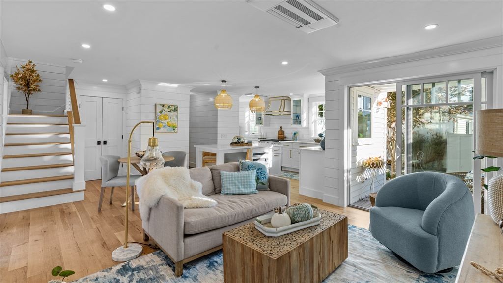 Interior, Kitchen, Living room, Pendant Lights, Recessed Lighting, Wood Texture Flooring