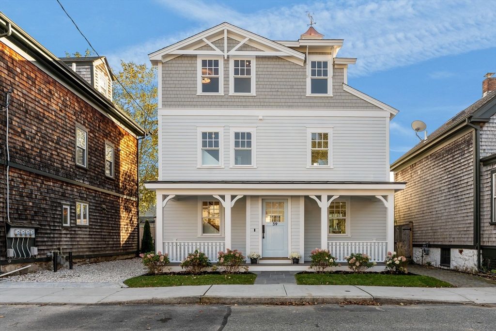 Exterior, Facade, American Foursquare