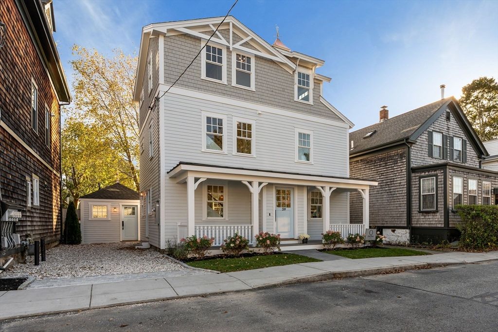 Exterior, Facade, Queen Anne Victorian