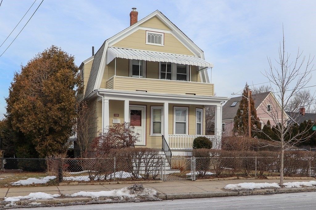 Exterior, Facade, Queen Anne Victorian