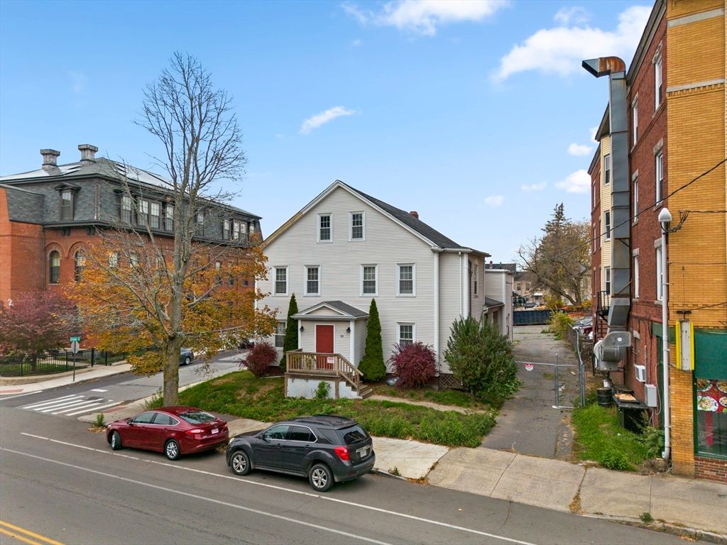 Exterior, Facade, Brick Facade, Queen Anne Victorian