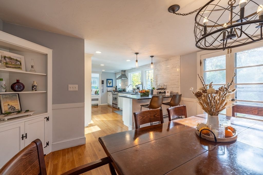 Dining room, Interior, Kitchen, Pendant Lights, Recessed Lighting, Wood Texture Flooring