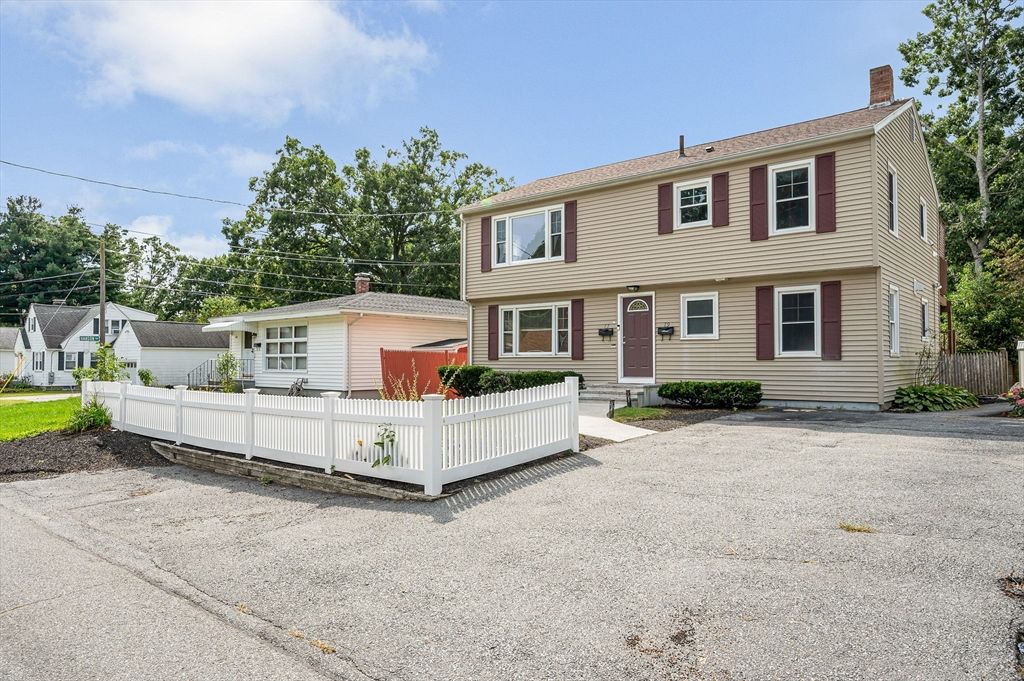 Exterior, Facade, Split Level