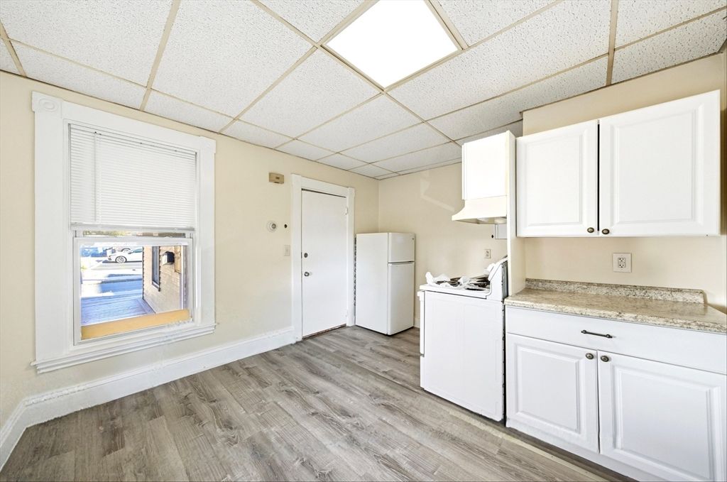 Interior, Washer, Wood Texture Flooring