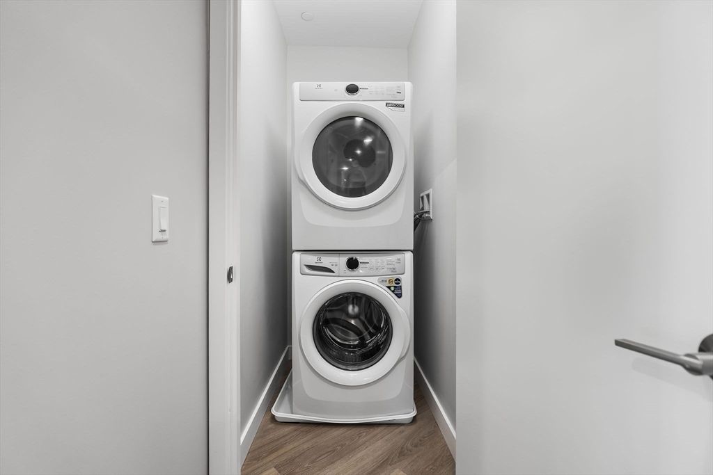 Interior, Utility Closets, Washer, Wood Texture Flooring