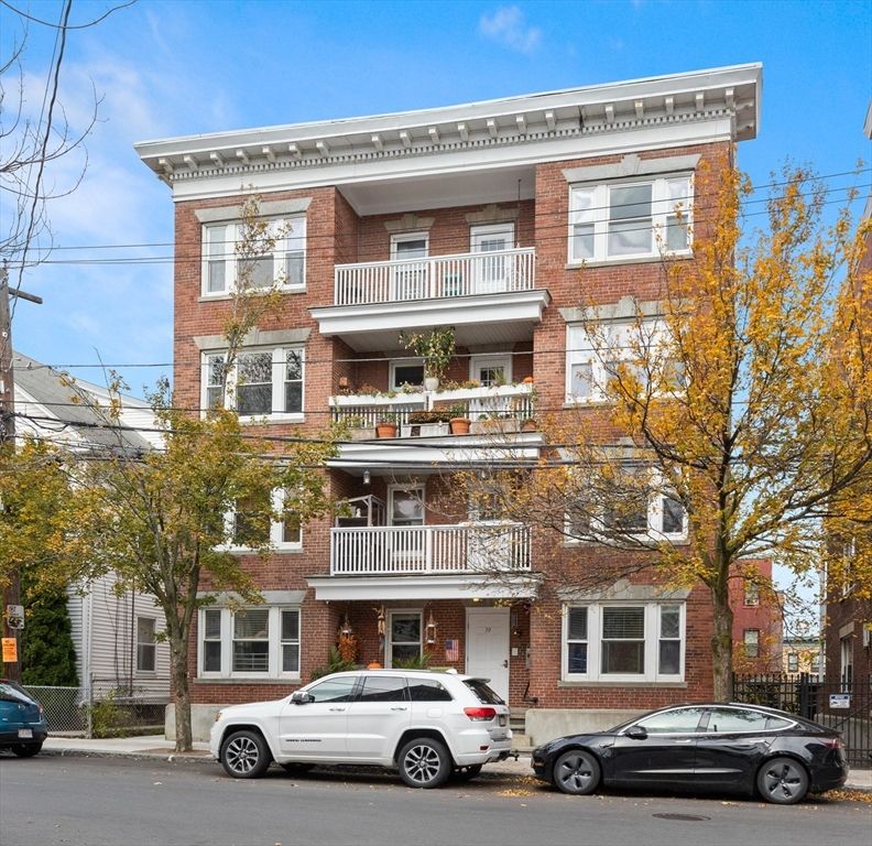 Exterior, Facade, Brick Facade, Rowhouse