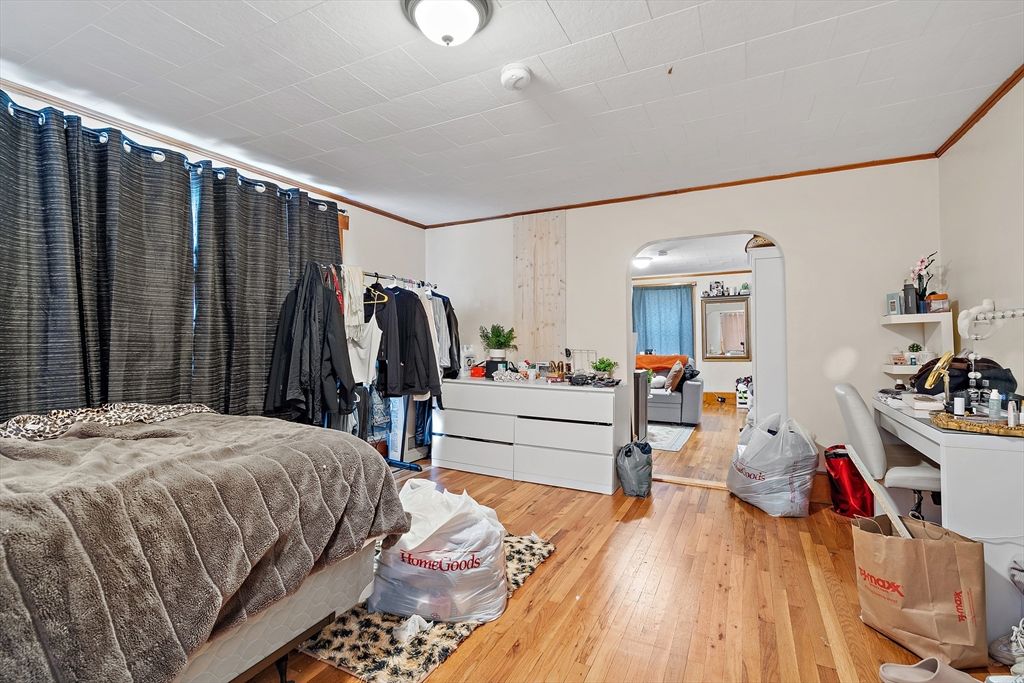 Interior, Walk-in Closets, Wood Texture Flooring