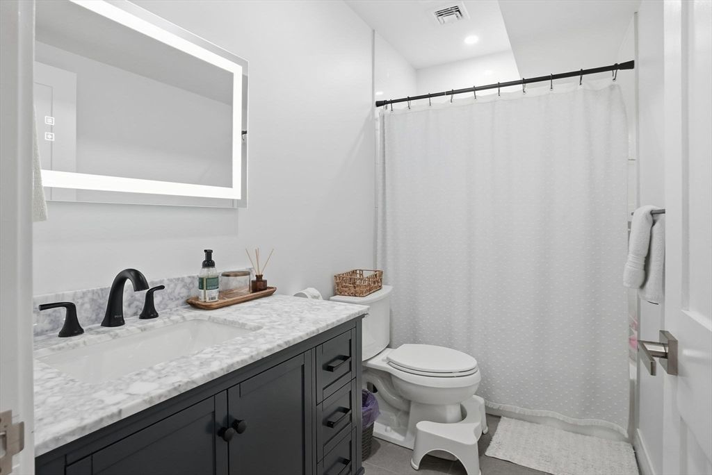 Bathroom, Interior, Recessed Lighting