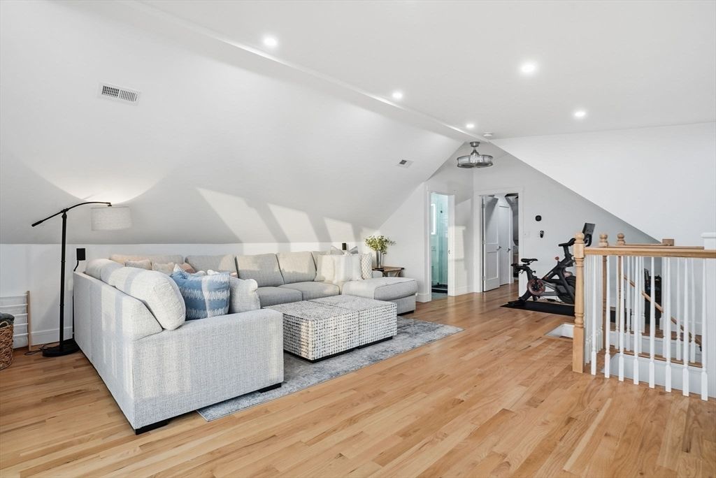 Fitness Equipment, Interior, Living room, Recessed Lighting, Wood Texture Flooring