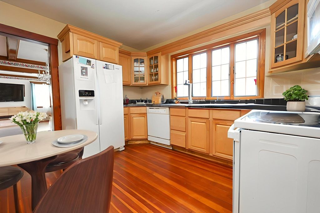 Interior, Kitchen, Washer, Wood Texture Flooring