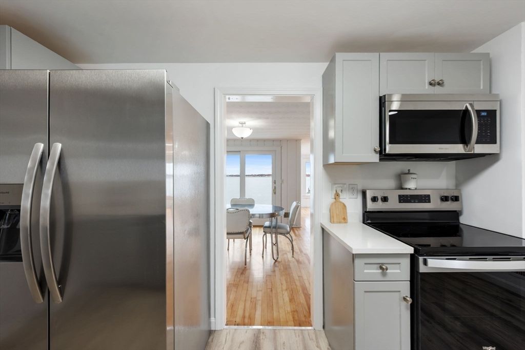 Dining room, Interior, Kitchen, Stainless Steel Appliances, Wood Texture Flooring