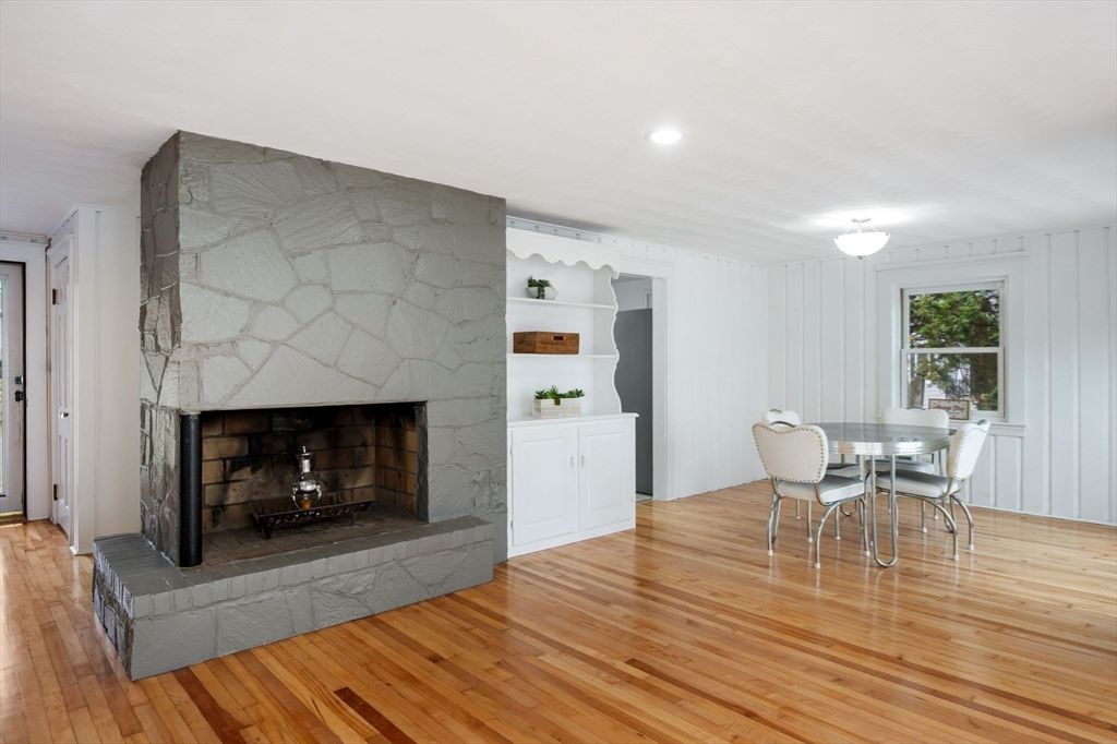 Dining room, Fireplace, Interior, Recessed Lighting, Wood Texture Flooring