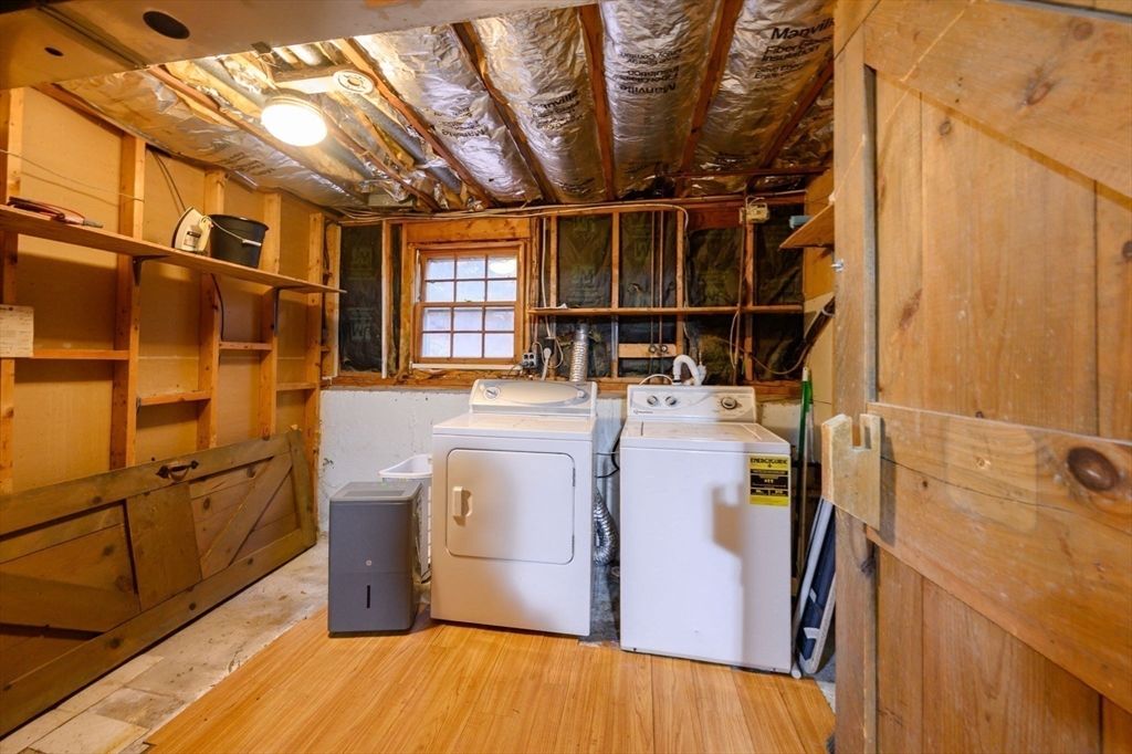 Interior, Washer, Wood Texture Flooring