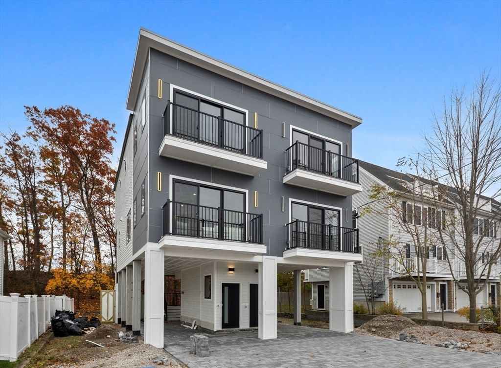 Exterior, Facade, Modern