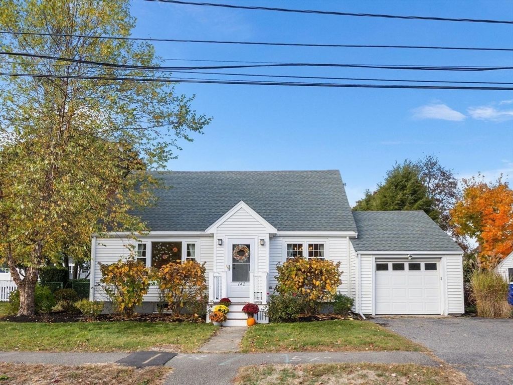 Attached, Exterior, Facade, Cape Cod