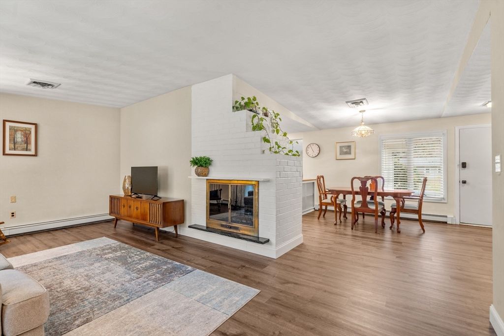 Chandelier, Dining room, Fireplace, Interior, Wood Texture Flooring