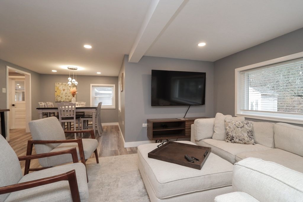 Dining room, Interior, Living room, Pendant Lights, Recessed Lighting, Wood Texture Flooring