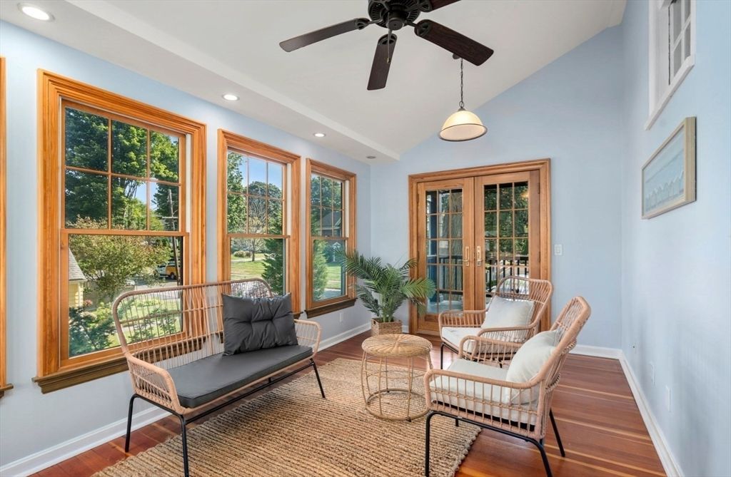 Interior, Living room, Pendant Lights, Recessed Lighting, Wood Texture Flooring