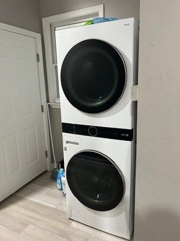 Interior, Utility Closets, Washer, Wood Texture Flooring