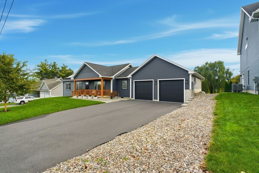 Attached, Exterior, Facade, Ranch