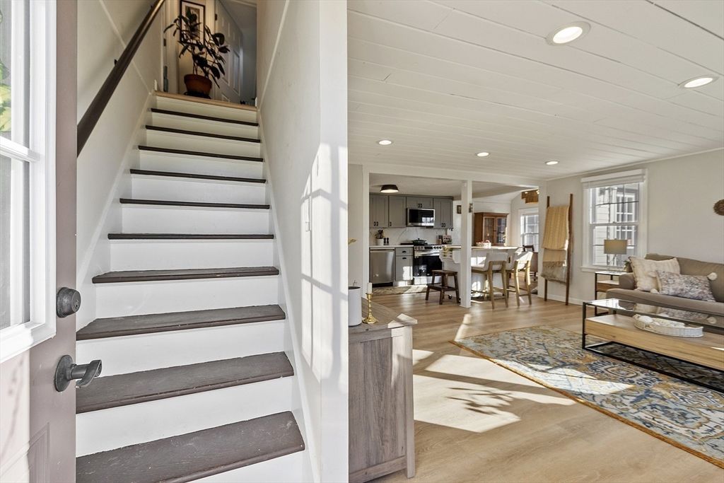 Dining room, Interior, Kitchen, Pendant Lights, Recessed Lighting, Wood Texture Flooring