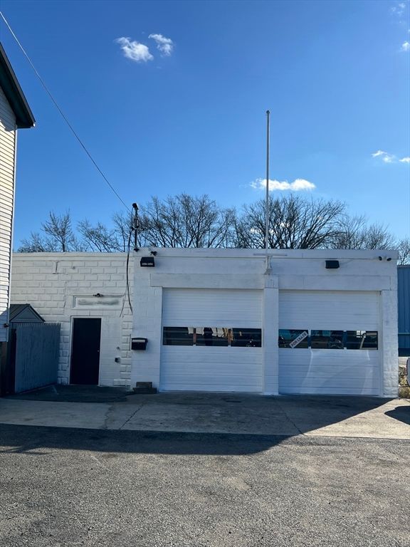 Attached, Exterior, Facade, Modern