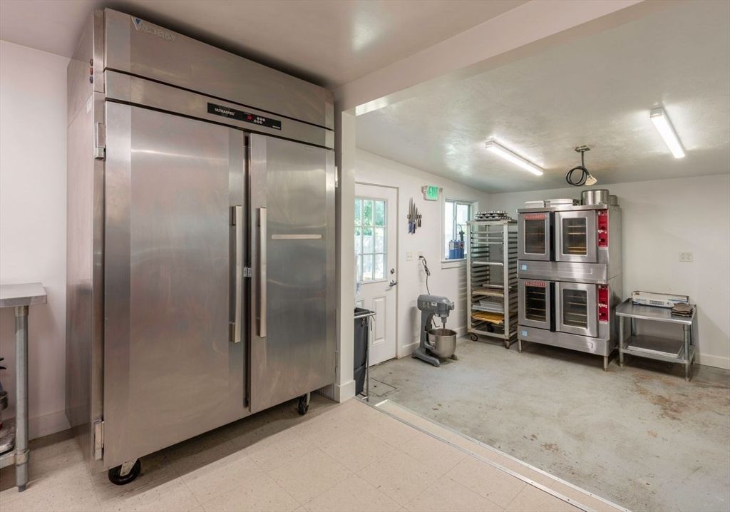 Interior, Stainless Steel Appliances