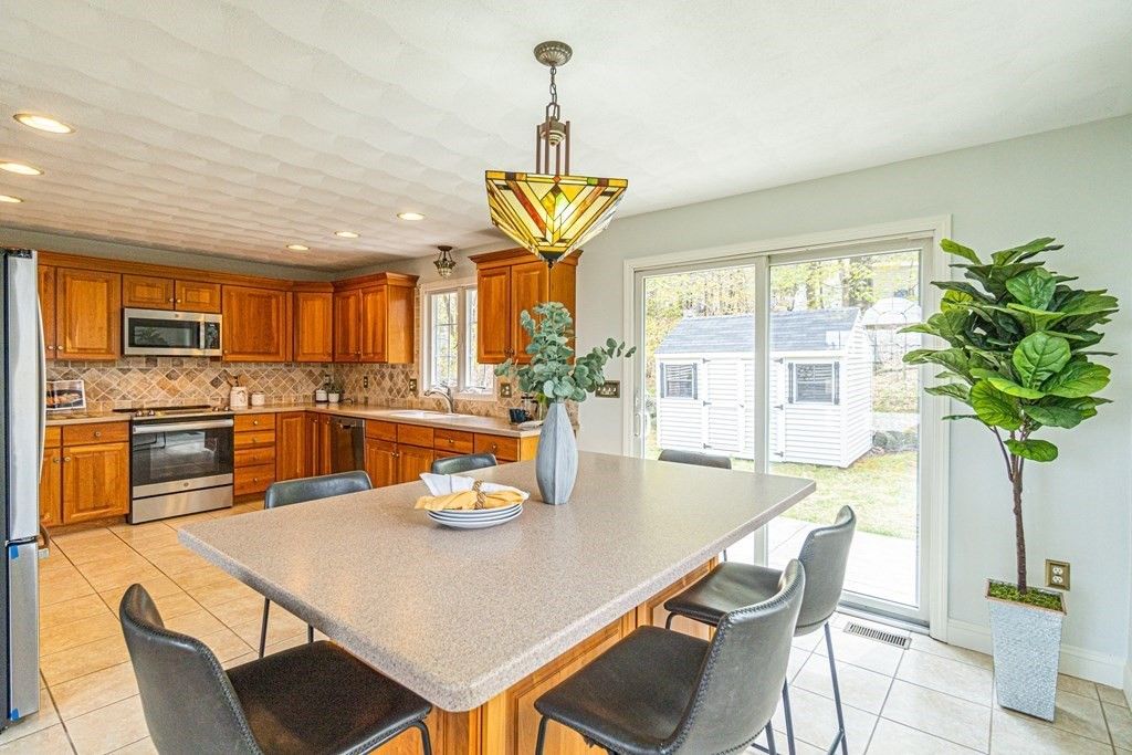 Dining room, Interior, Kitchen, Pendant Lights, Recessed Lighting, Stainless Steel Appliances