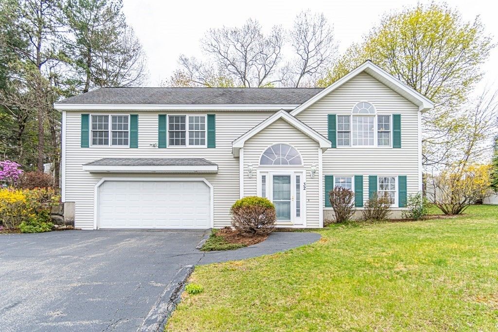 Attached, Exterior, Facade, Raised Ranch