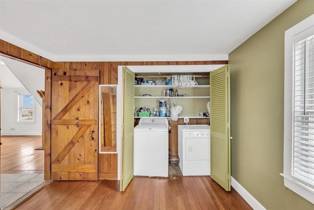 Interior, Utility Closets, Washer, Wood Texture Flooring