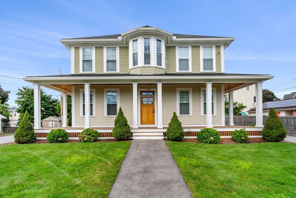 Exterior, Facade, American Foursquare