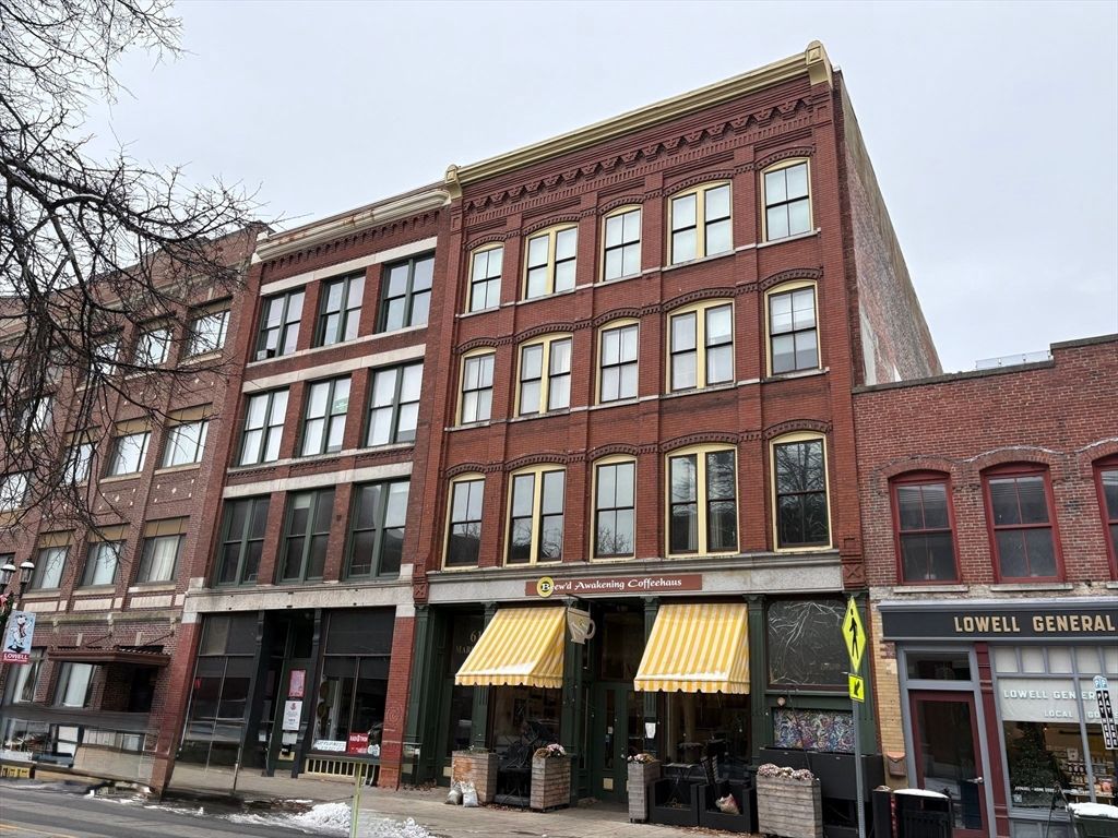Exterior, Facade, Brick Facade, Chicago School
