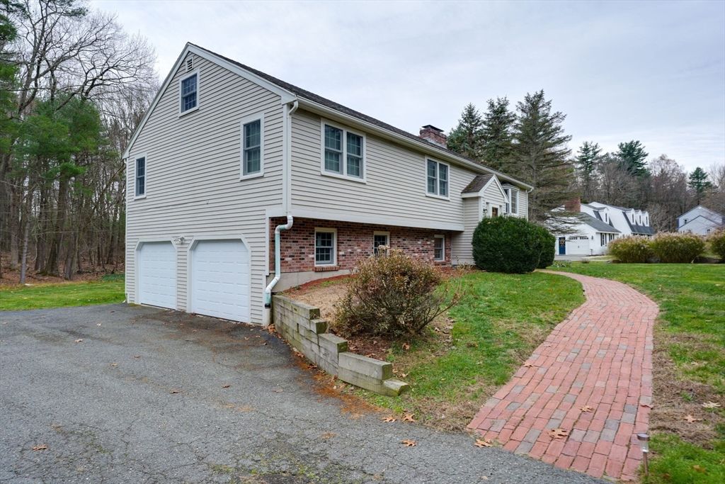 Attached, Exterior, Facade, Brick Facade, Raised Ranch