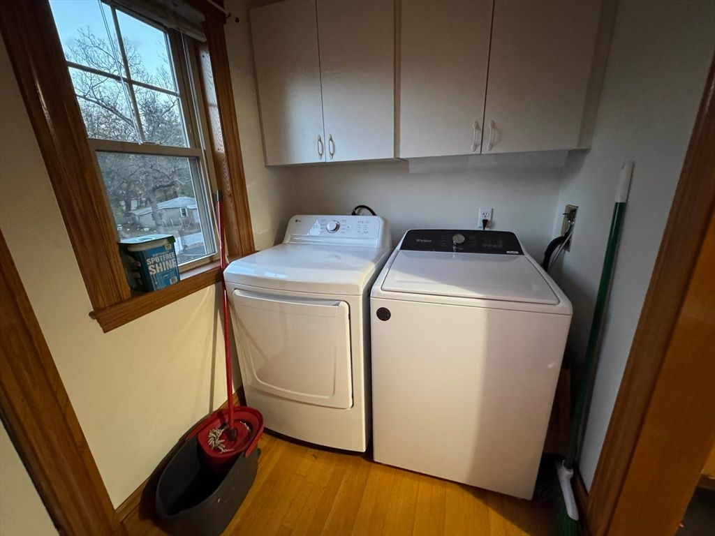 Interior, Washer, Wood Texture Flooring