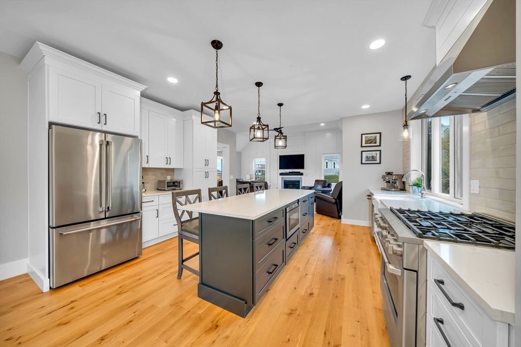 Dining room, Interior, Kitchen, Pendant Lights, Recessed Lighting, Stainless Steel Appliances, Wood Texture Flooring