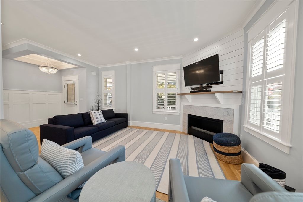 Fireplace, Interior, Living room, Pendant Lights, Recessed Lighting, Wood Texture Flooring