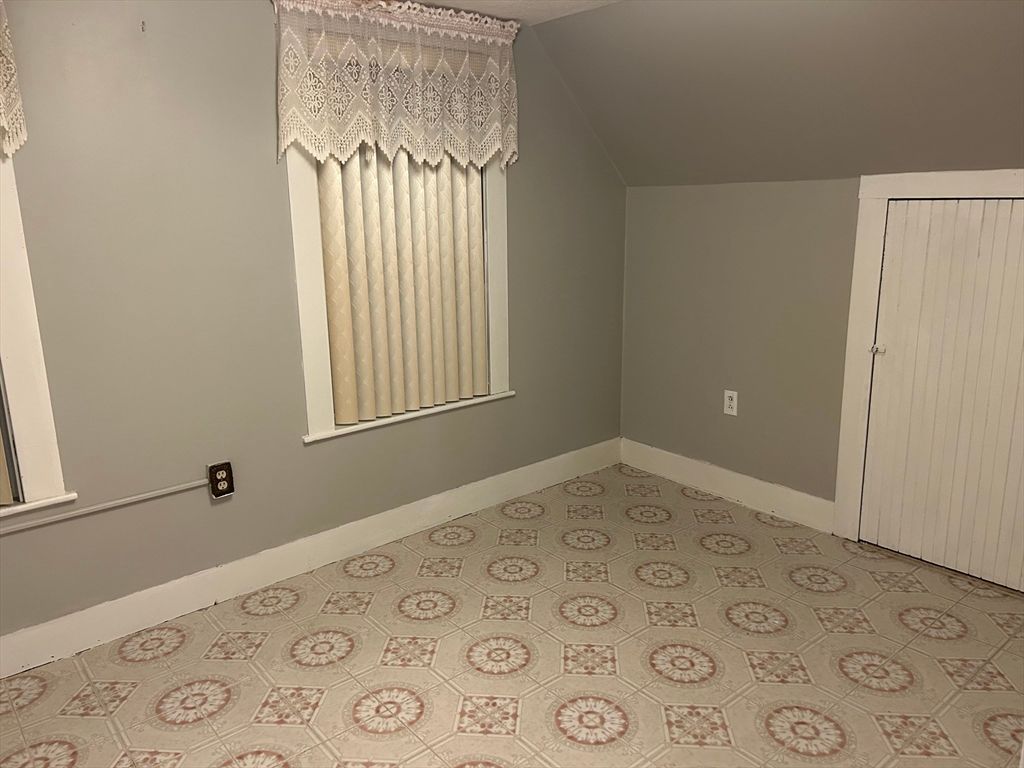 Empty room, Interior