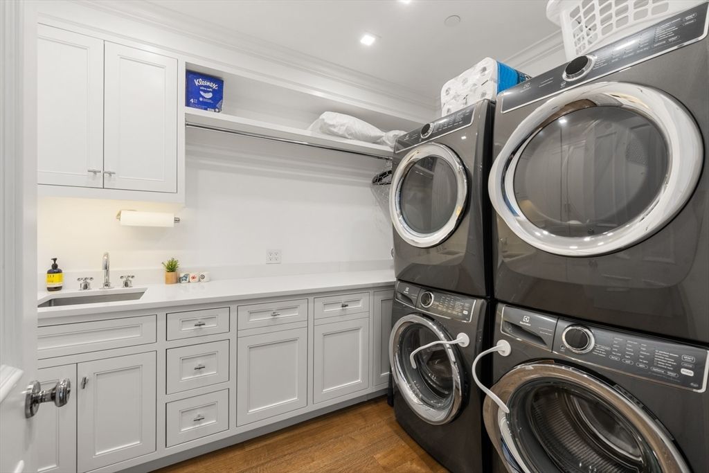 Interior, Recessed Lighting, Washer, Wood Texture Flooring