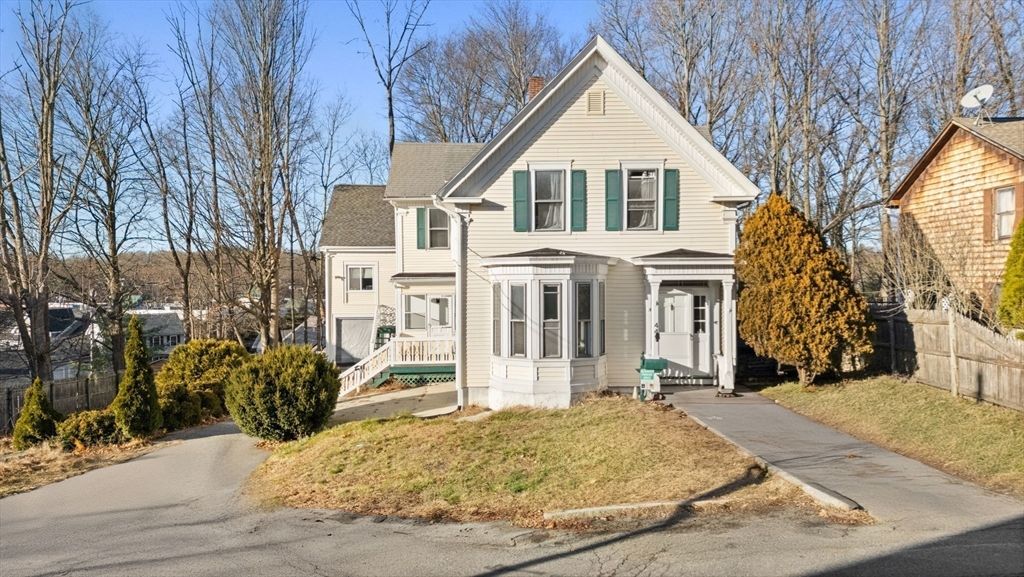 Exterior, Facade, Farmhouse