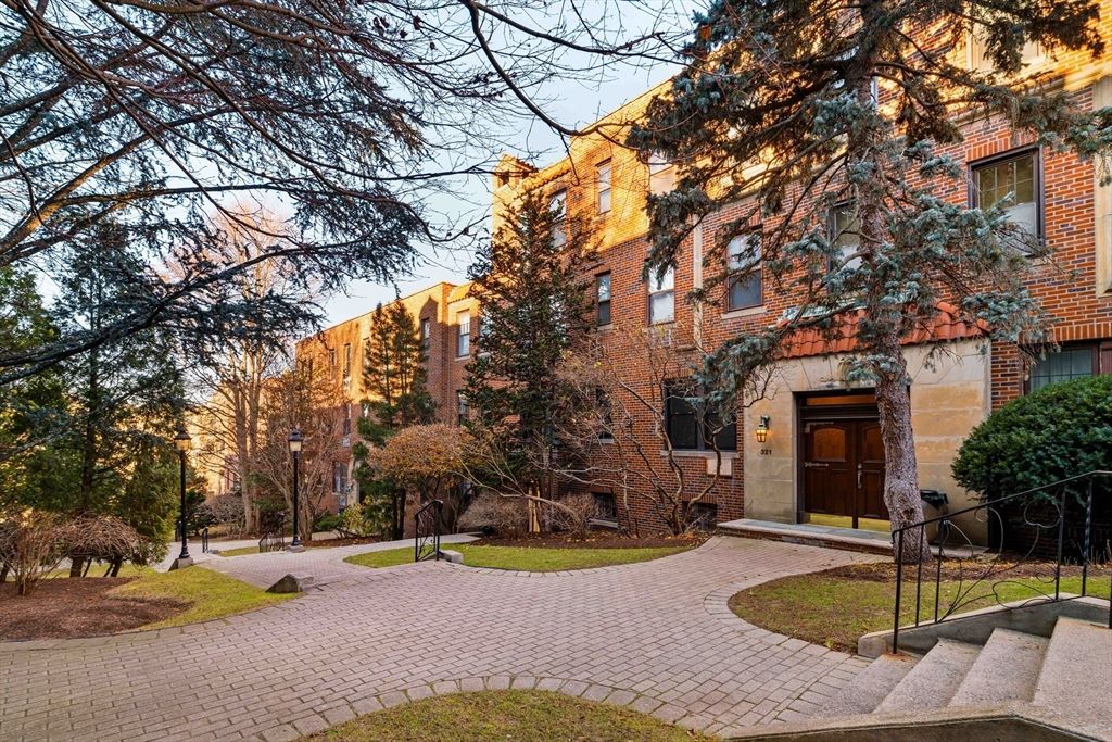 Exterior, Facade, Brick Facade, Rowhouse