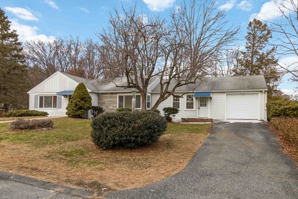 Attached, Exterior, Facade, Cape Cod