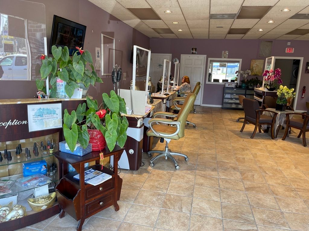 Dining room, Interior, Recessed Lighting