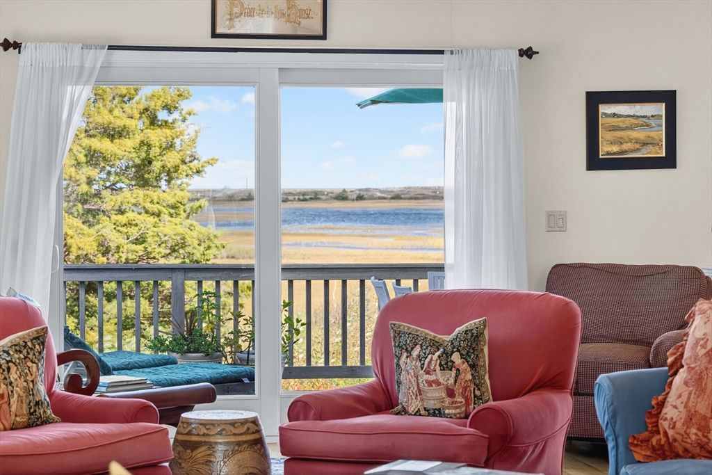 Interior, Living room, Water