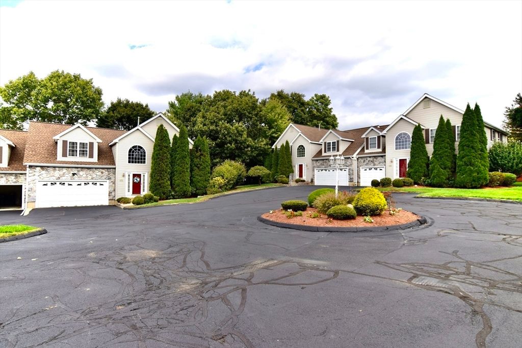 Attached, Exterior, Facade, Farmhouse