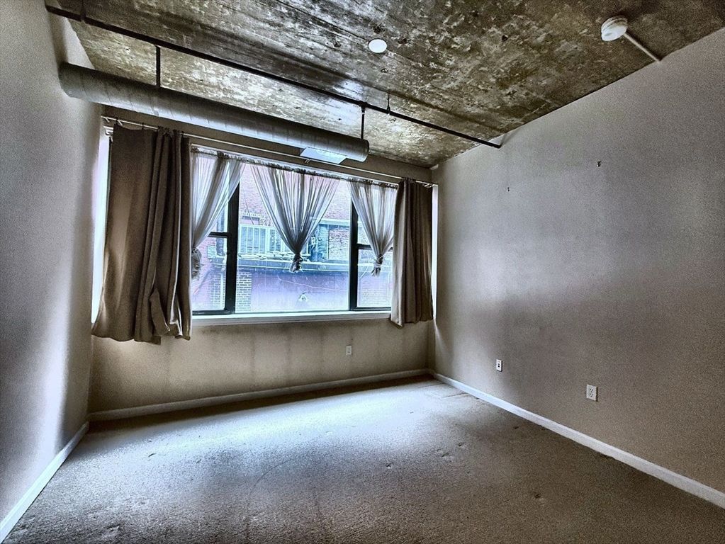 Empty room, Interior